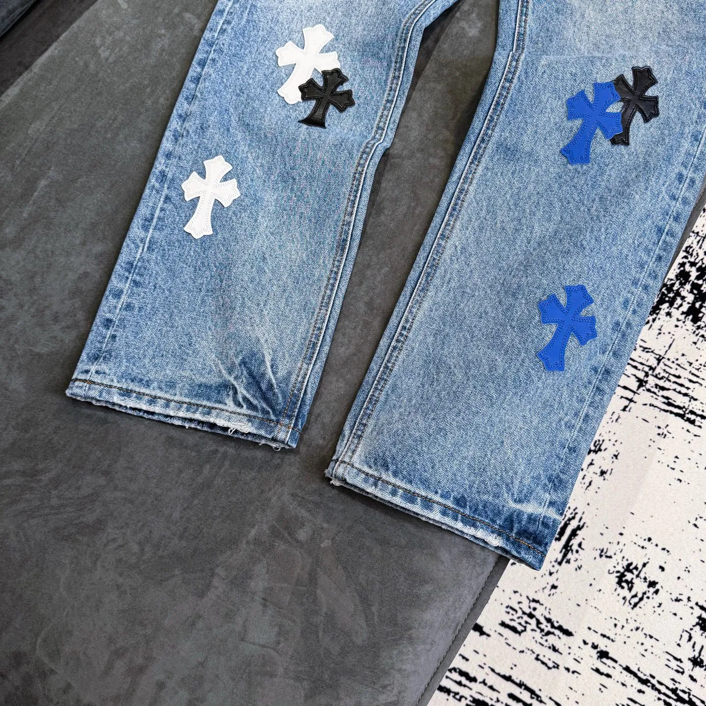 P270 Chrome Hearts CH Cross embroidered distressed jeans Top ceiling quality 100% version correct version is coming!  Believe me this must be the best quality you will ever come across! ! Excellent value for money! !  Styles with different washes and textures are very friendly to people with thin legs and thick legs. The straight version is very flattering to the shape of the legs. The moderate length is timeless and easy to match. It is the basis of various styles and a must-have in the wardrobe! ! Add a little stacking to easily control this year's popular clean fit fabric. The fabric is stiff but the upper body is soft without losing texture. The sides and cuffs of some styles have a bone-wash effect. It's really hard not to love it! The outfit effect is immediate! ✅Correctly customize the Croxin metal leather label on the back panel. It is not sold directly with the cross on the finished jeans. 1:1 copying strives for excellence and the details are perfectly grasped. ✅The cross leather label is clear and smooth. Exquisite turning top craftsmanship. ✅Buttons, zippers and hardware are all customized versions of the Croxin LOGO. ✅High-cost washing process. Size: 28 30 32 34 36 (5 sizes)